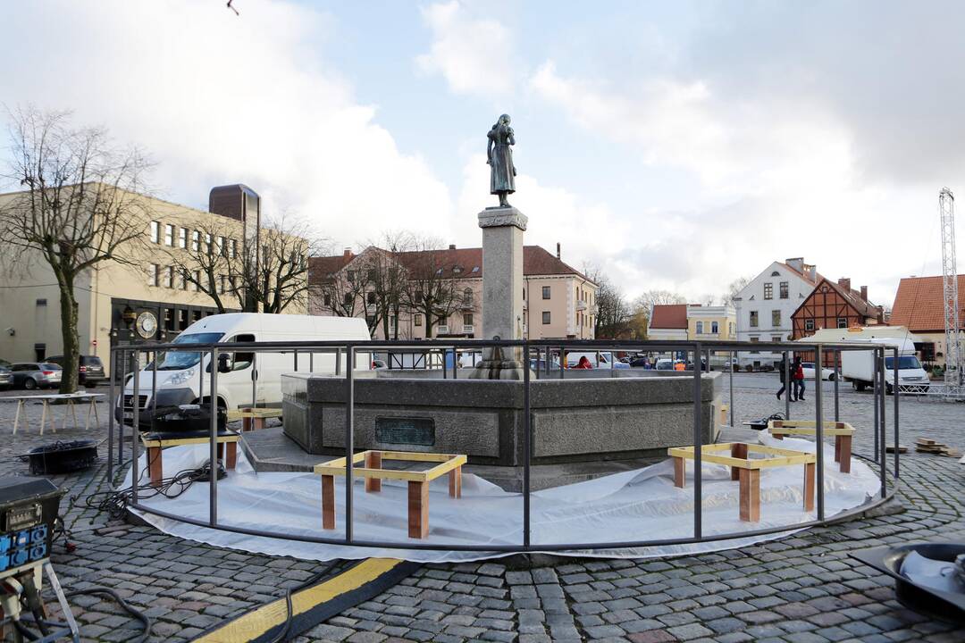 Pradėjo montuoti milžinišką sniego rutulį