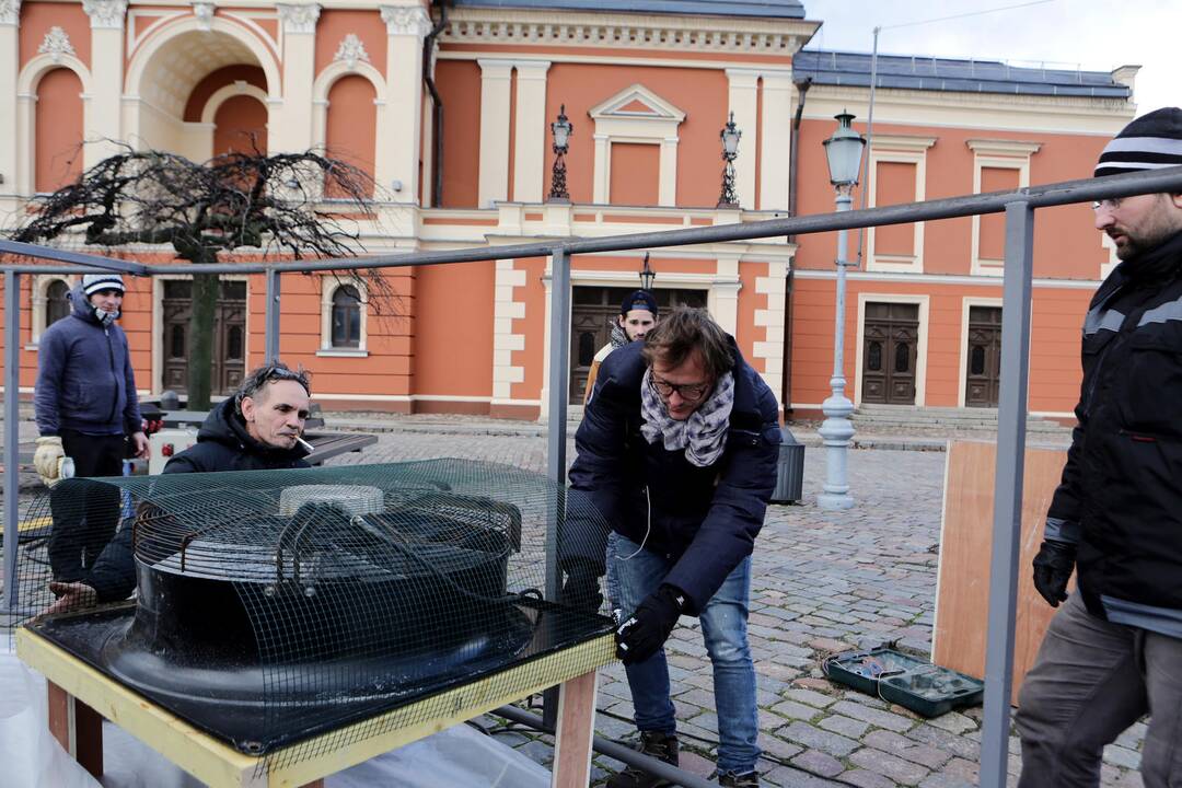 Pradėjo montuoti milžinišką sniego rutulį