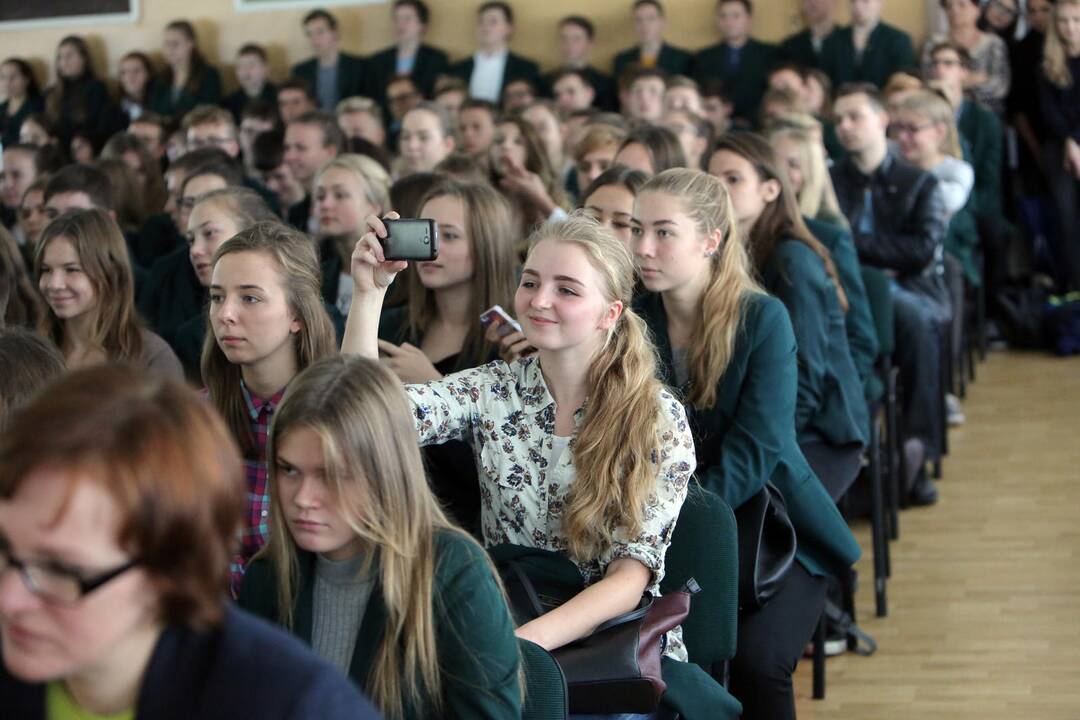 "Ąžuolyno" gimnazijoje viešėjo Konfucijaus instituto delegacija 