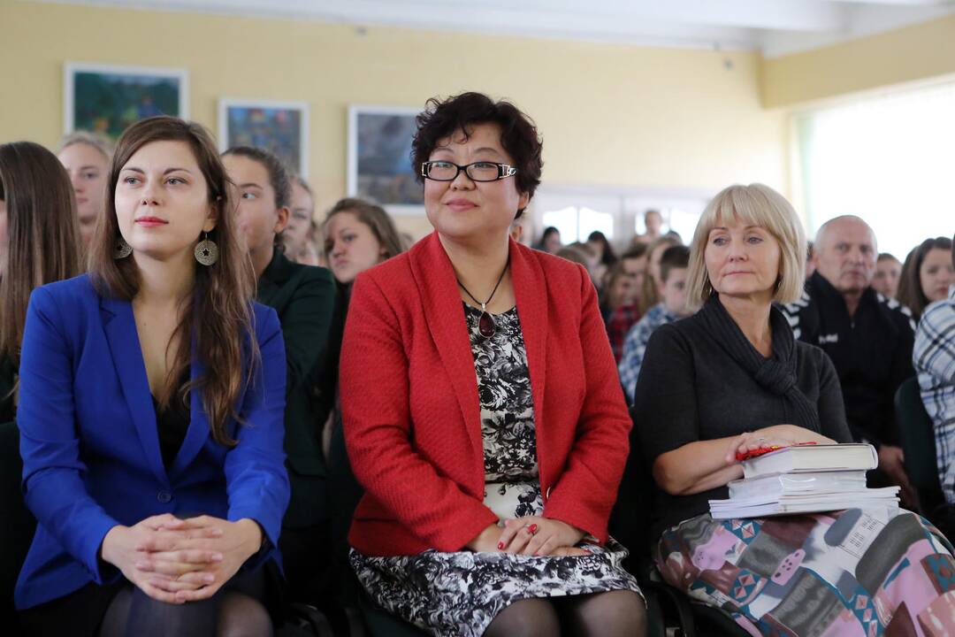 "Ąžuolyno" gimnazijoje viešėjo Konfucijaus instituto delegacija 