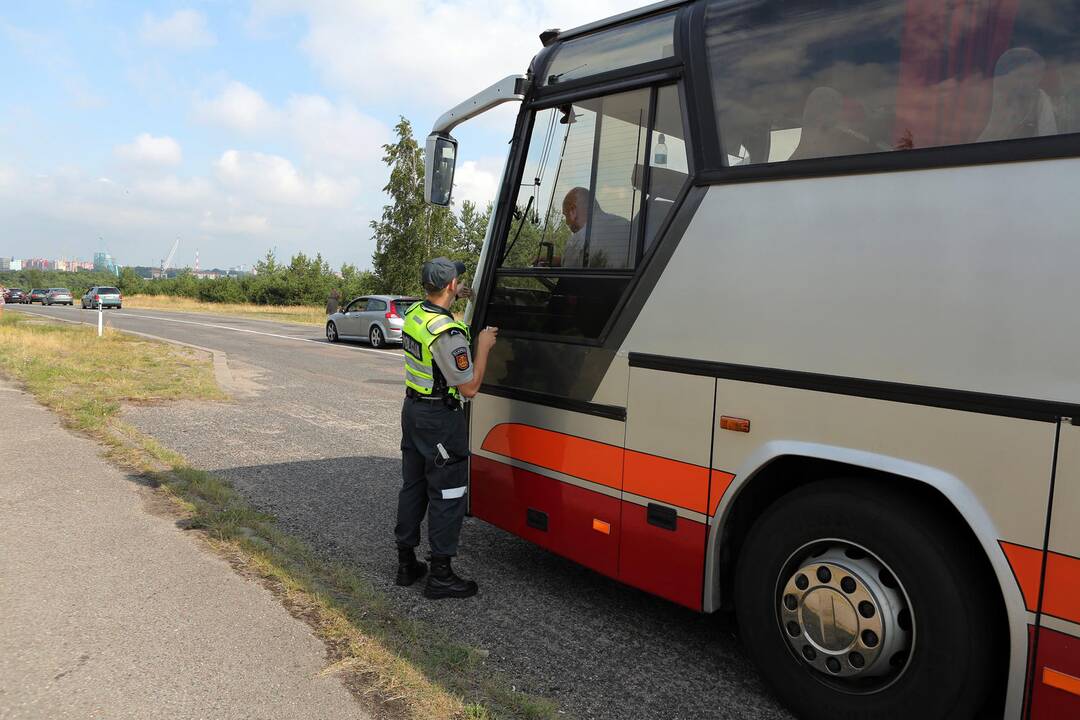 Automobilių eilė Smiltynėje