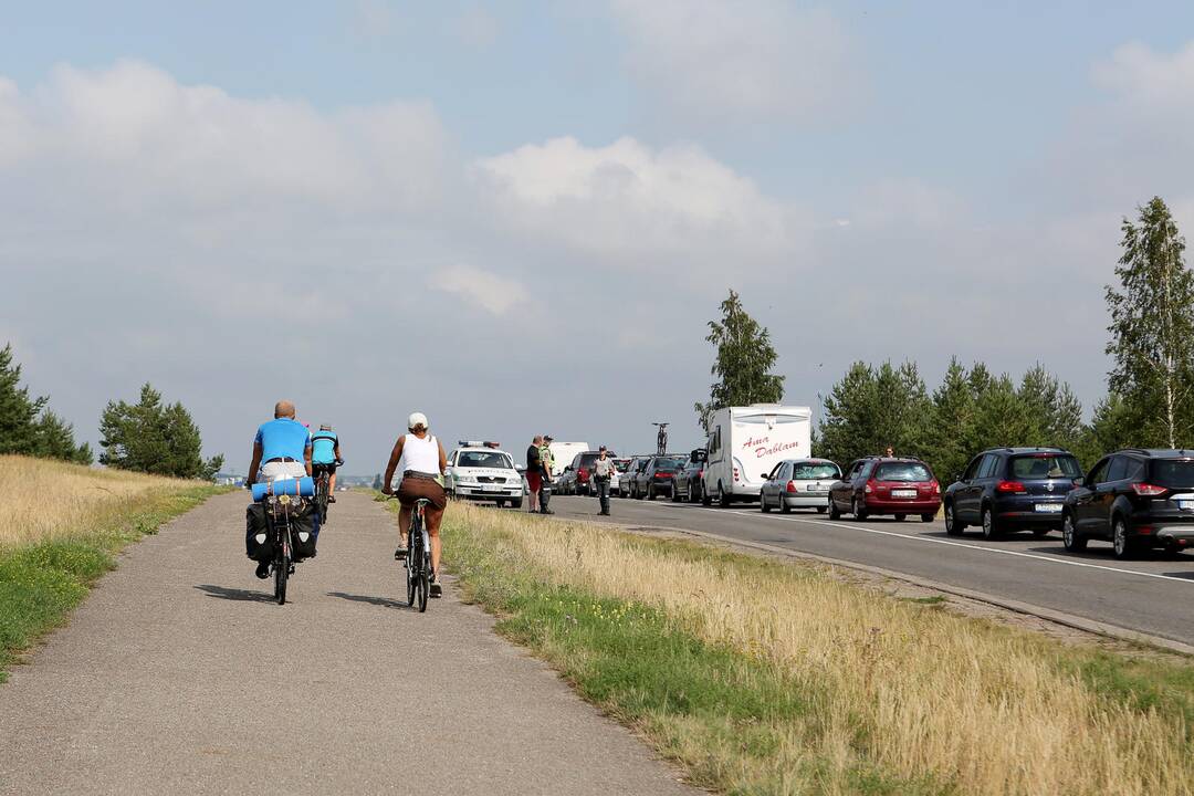 Automobilių eilė Smiltynėje