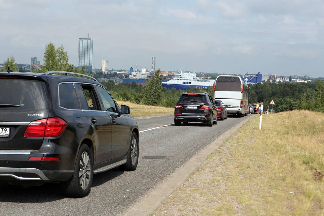 Automobilių eilė Smiltynėje