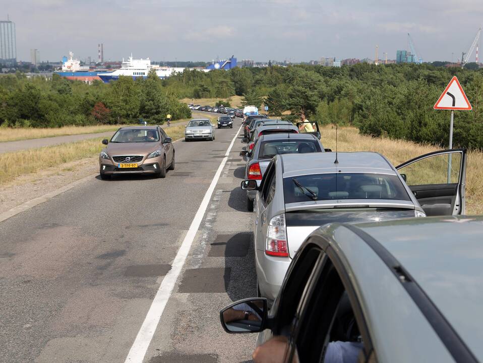 Automobilių eilė Smiltynėje