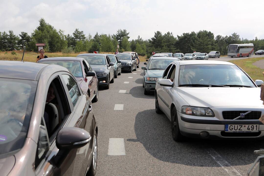Automobilių eilė Smiltynėje