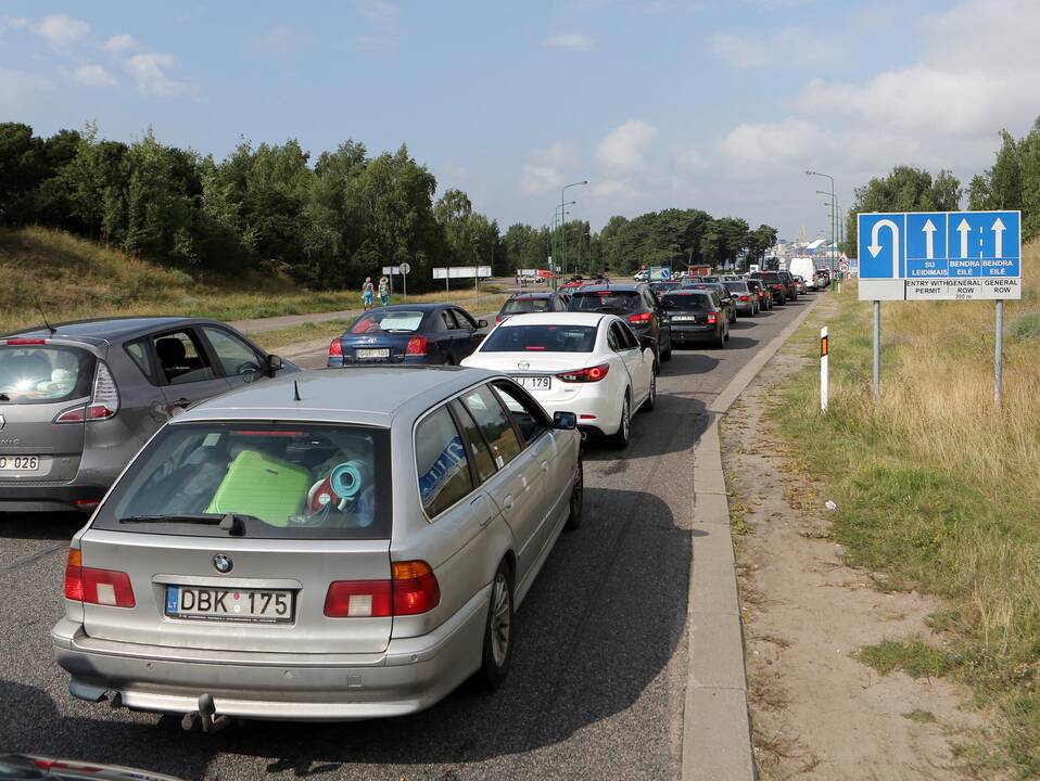 Automobilių eilė Smiltynėje