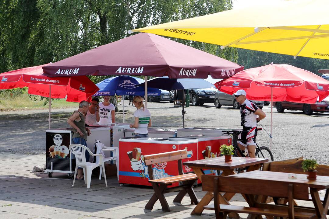 Automobilių eilė Smiltynėje