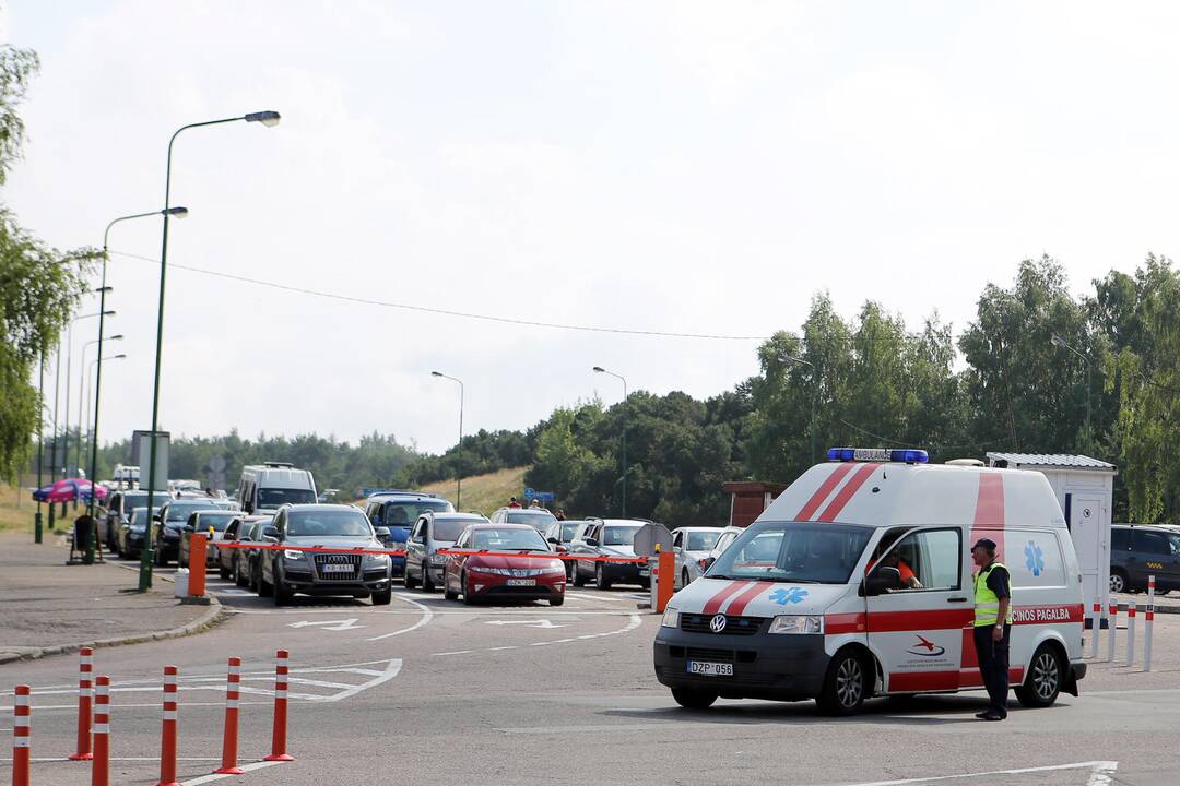 Automobilių eilė Smiltynėje