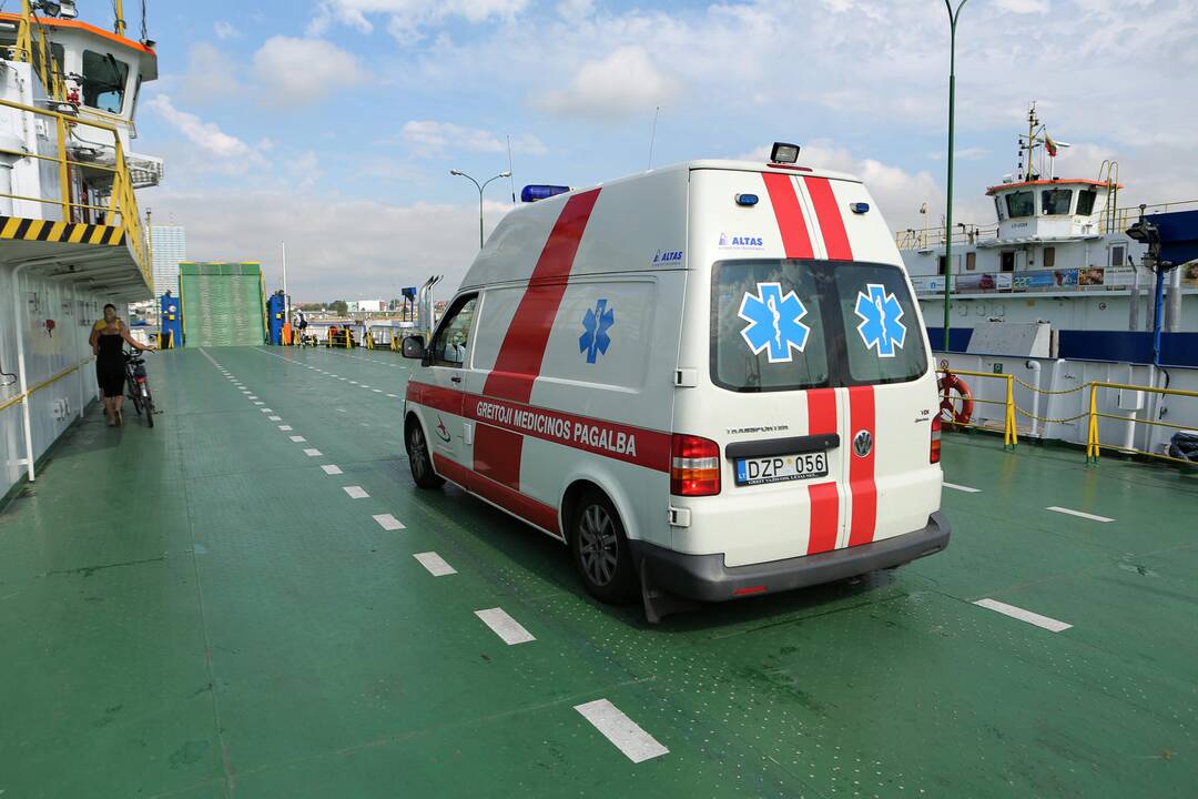 Automobilių eilė Smiltynėje
