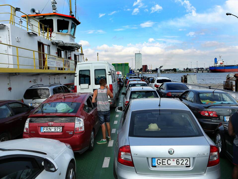 Automobilių eilė Smiltynėje