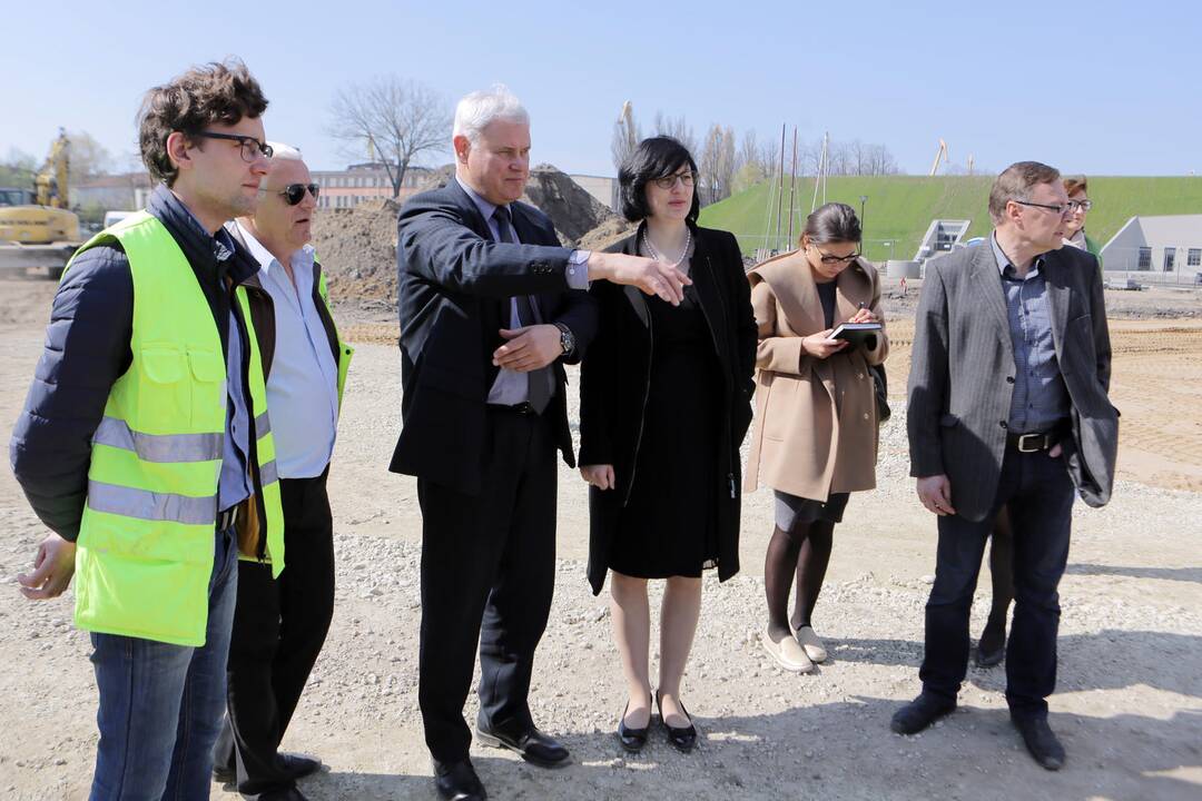 Meras apžiūrėjo aikštelės ir piliavietės darbus