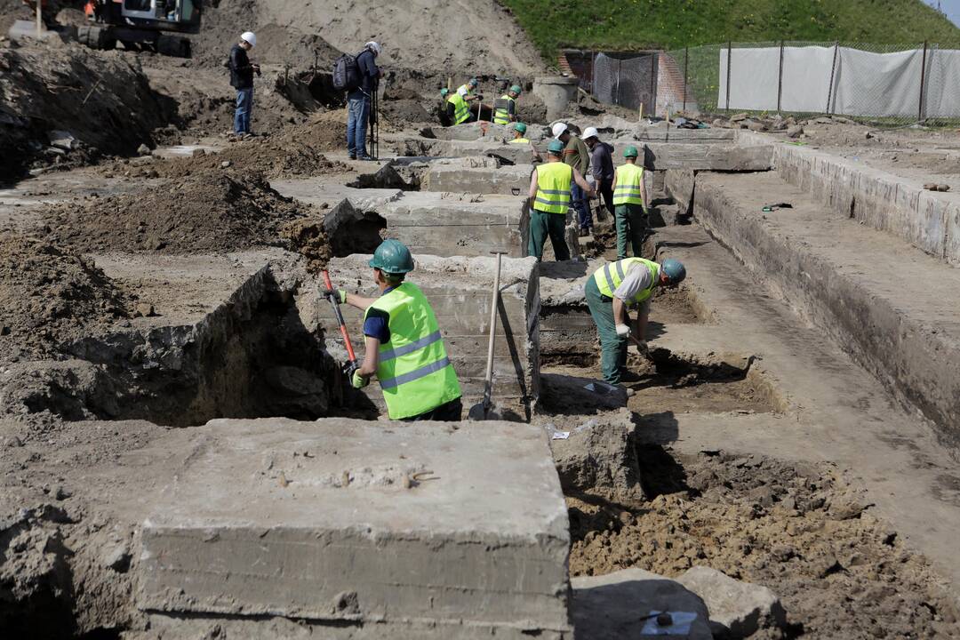 Meras apžiūrėjo aikštelės ir piliavietės darbus
