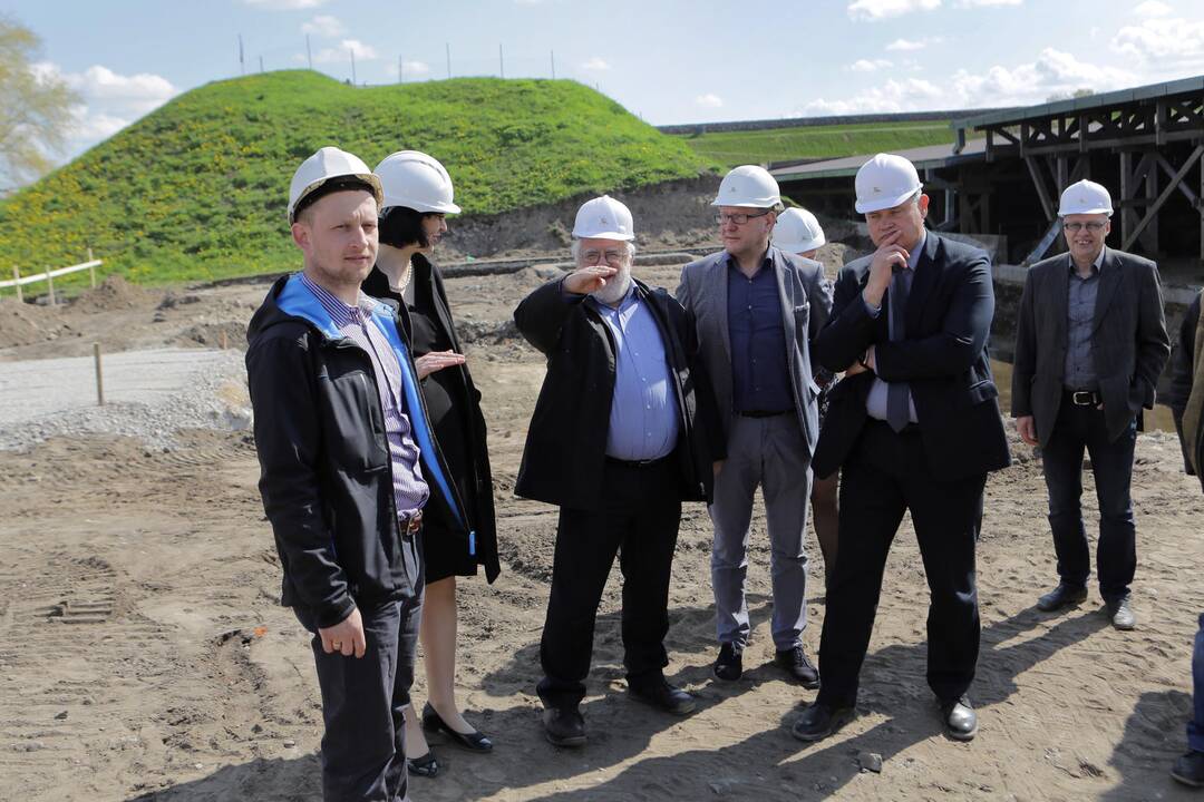 Meras apžiūrėjo aikštelės ir piliavietės darbus