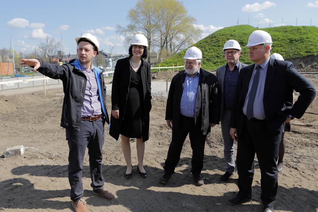 Meras apžiūrėjo aikštelės ir piliavietės darbus