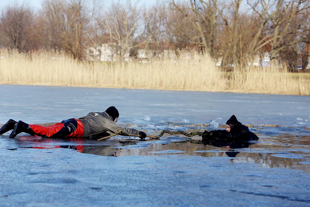 Ugniagesių pamoka ant ledo