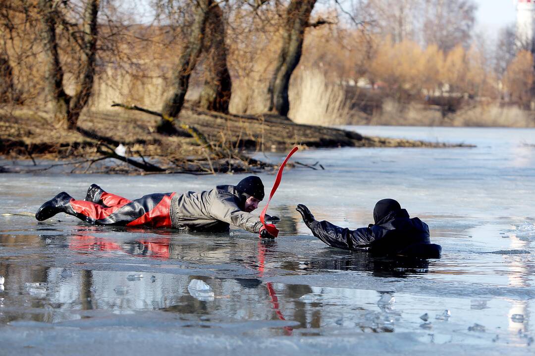 Ugniagesių pamoka ant ledo