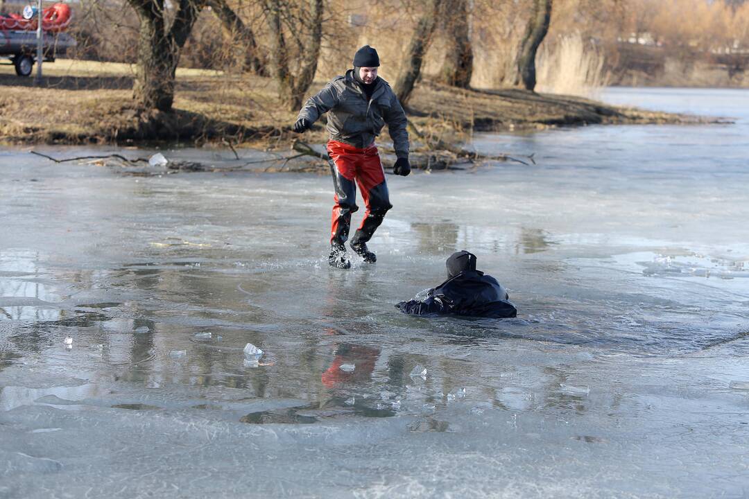 Ugniagesių pamoka ant ledo