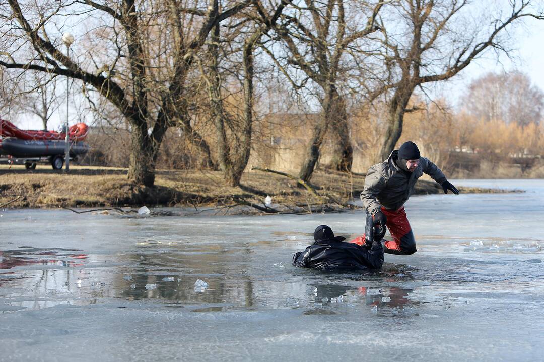 Ugniagesių pamoka ant ledo