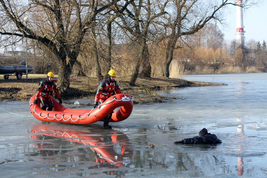 Ugniagesių pamoka ant ledo