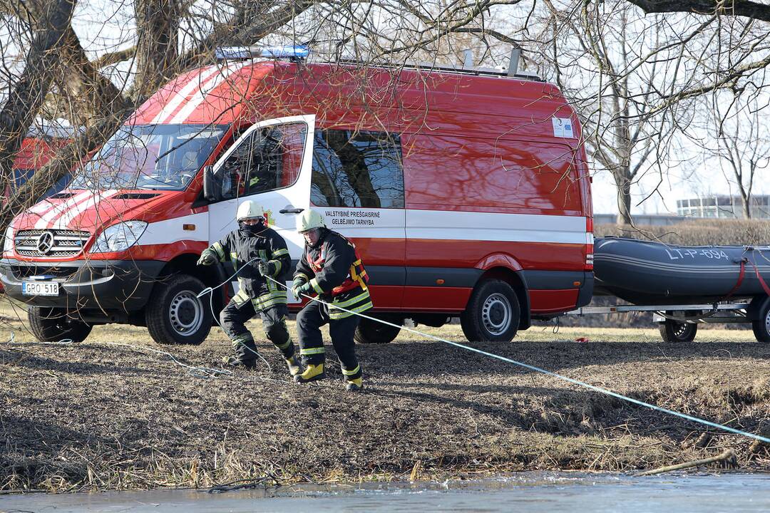 Ugniagesių pamoka ant ledo