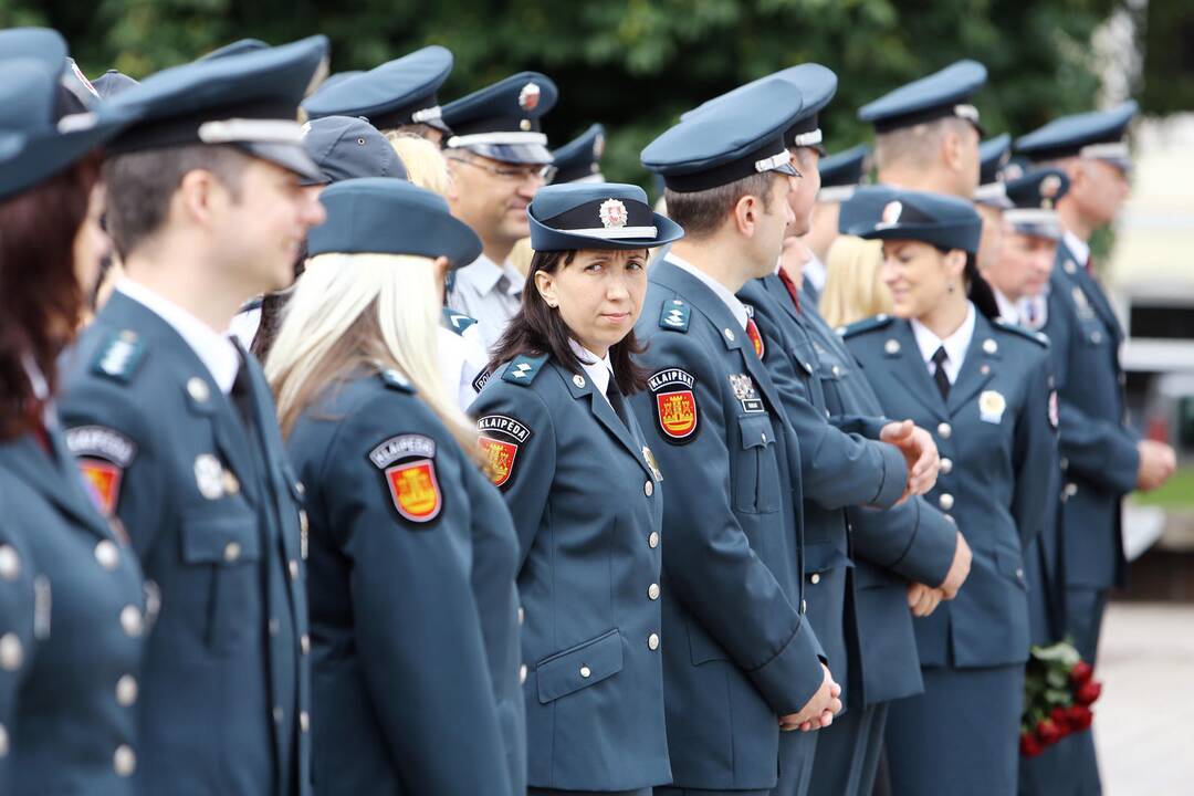 Klaipėdoje atsisveikinta su patyrusiais pareigūnais, prisaikdinti nauji policininkai  Skaitykite daugiau: http://klaipeda.diena.lt/naujienos/klaipeda/miesto-pulsas/klaipedoje-atsisveikinta-su-patyrusiais-pareigūnais-prisaikdinti-nauji-policininkai-637527#