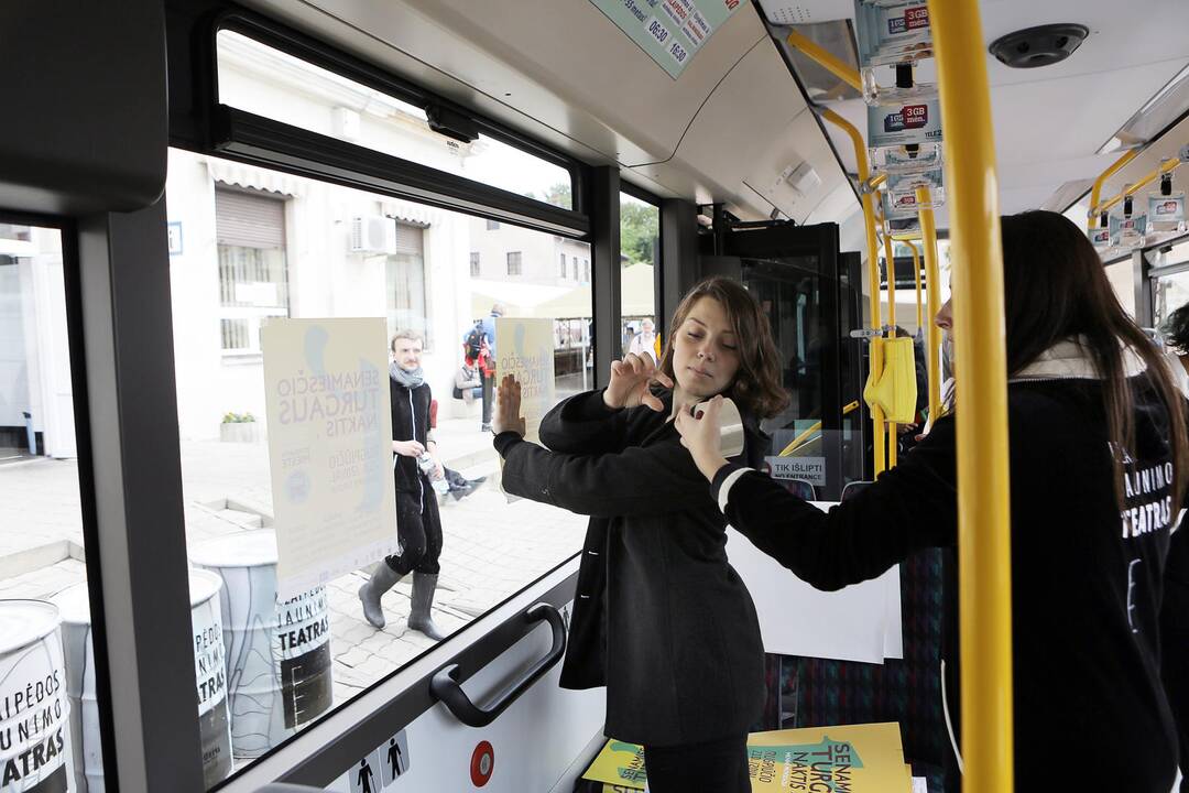 Jaunimo teatras papuošė autobusą