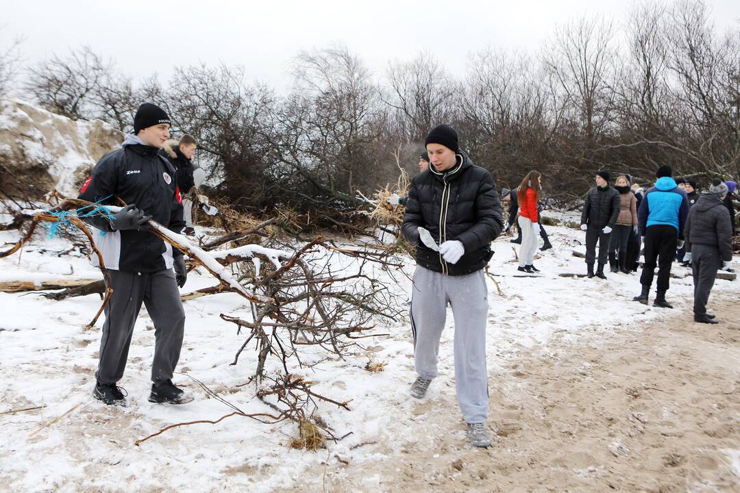 Policijos mokyklos kursantai tvarko pajūrį