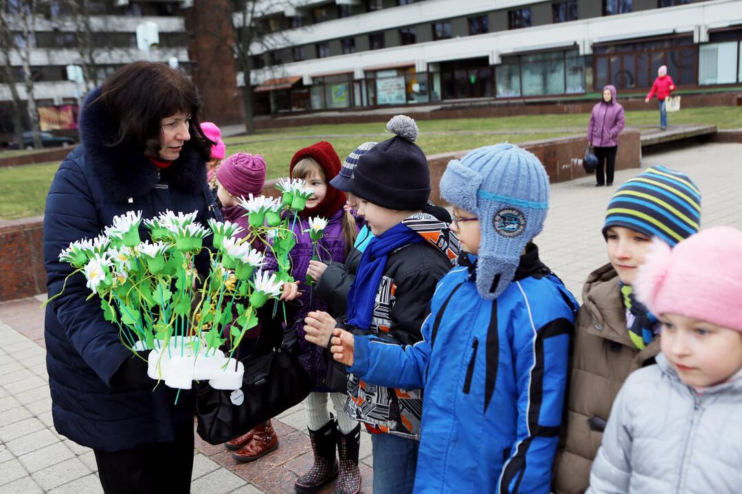 Koncertas – akcija „Padovanok ramunės žiedą!“