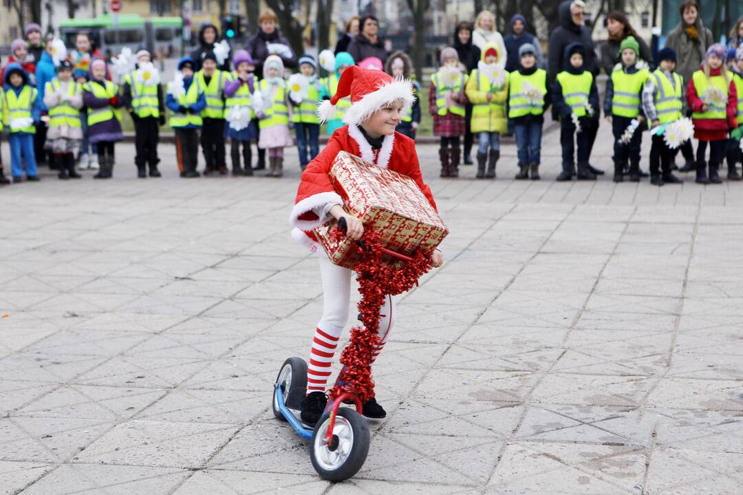 Koncertas – akcija „Padovanok ramunės žiedą!“