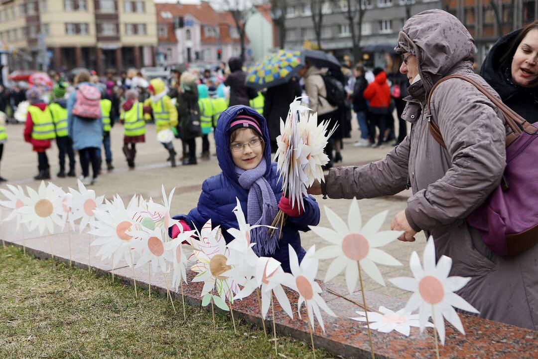 Koncertas – akcija „Padovanok ramunės žiedą!“