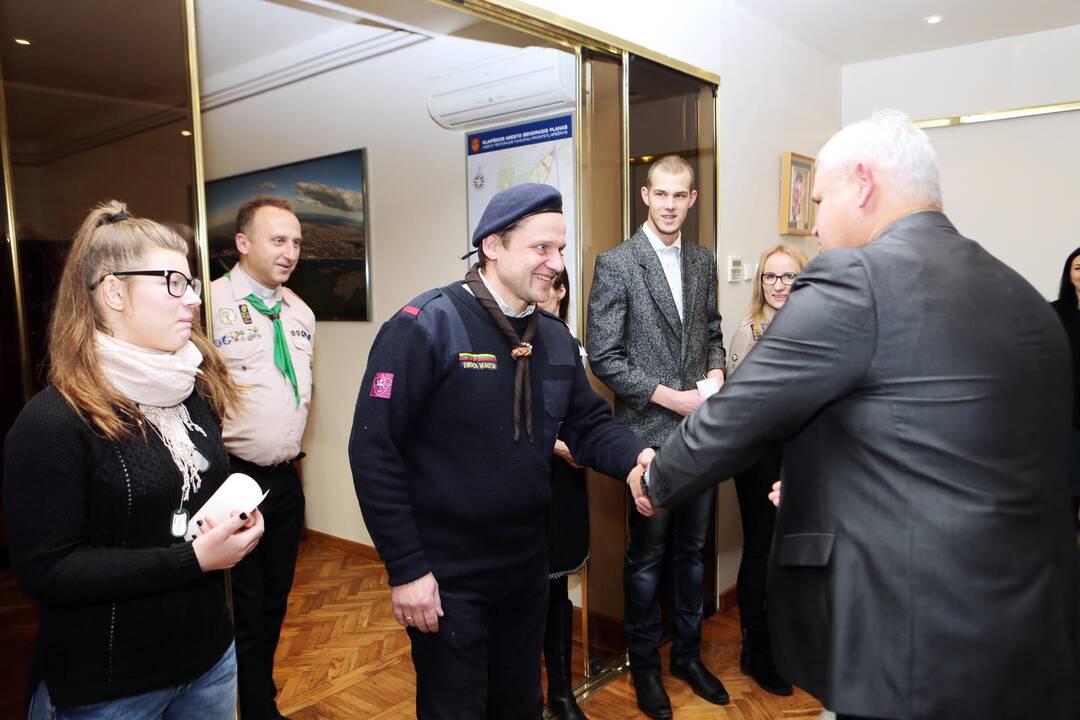 Skautai įteikė merui Betliejaus taikos ugnį