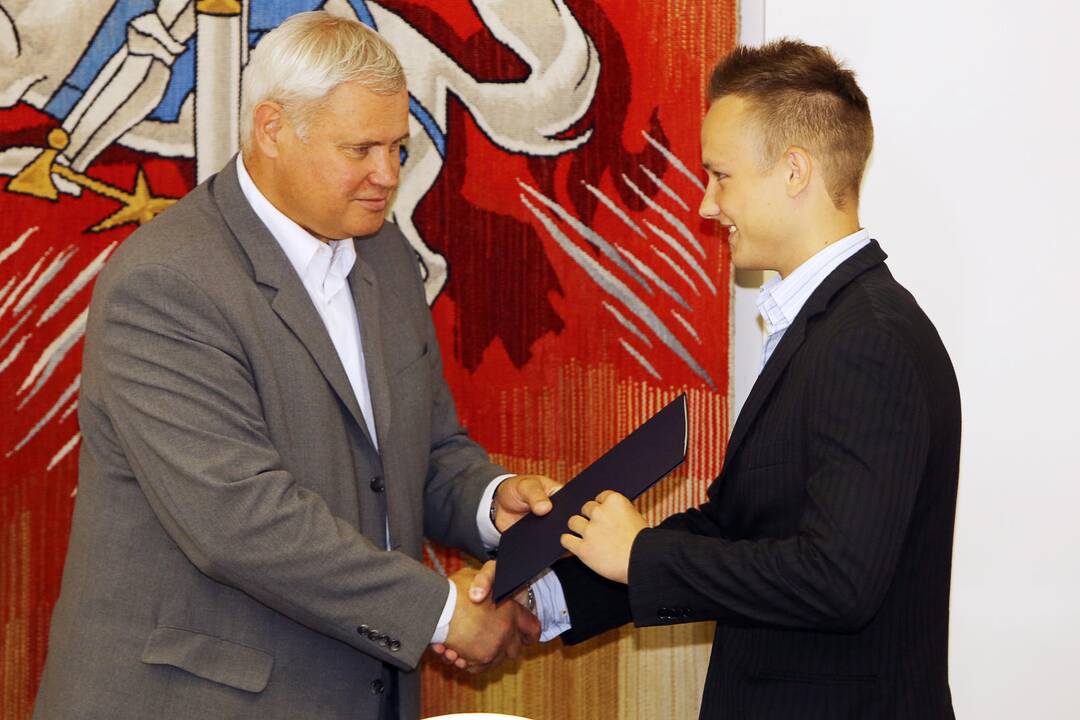 Meras pasveikino moksleivius
