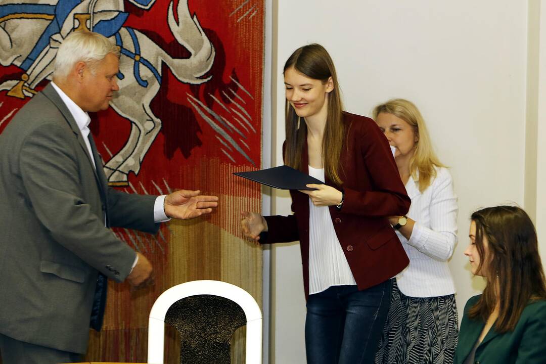 Meras pasveikino moksleivius