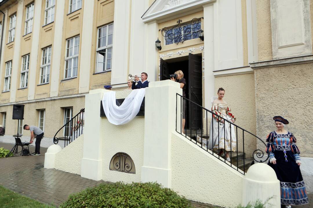 Duris atvėrė Menų Akademija
