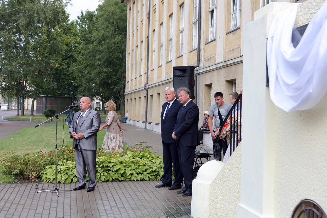 Duris atvėrė Menų Akademija