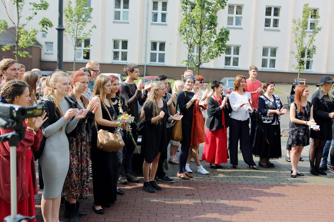 Duris atvėrė Menų Akademija