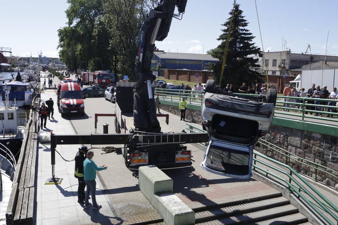 Iš Dangės upės ištrauktas nuskendusio JAV kario automobilis