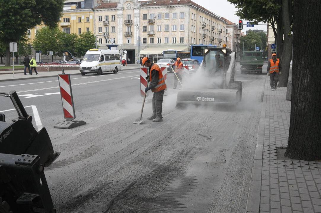 Kelininkai toliau gramdė asfaltą