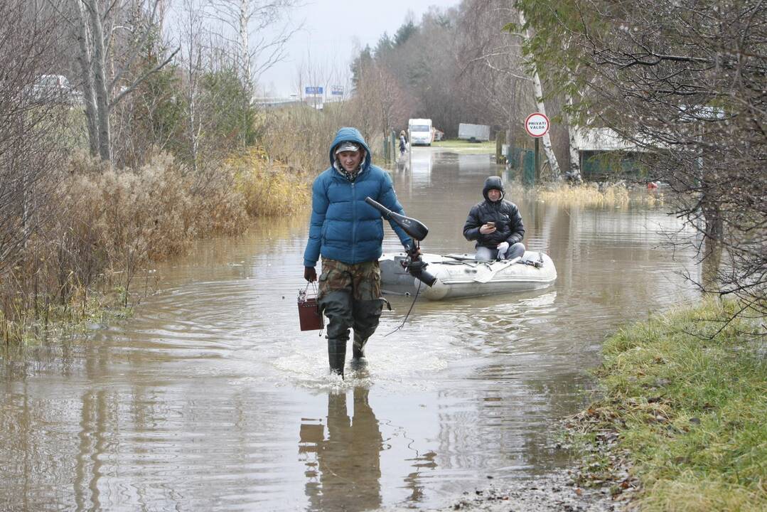 Purmaliuose vanduo tuoj sieks namų stogus