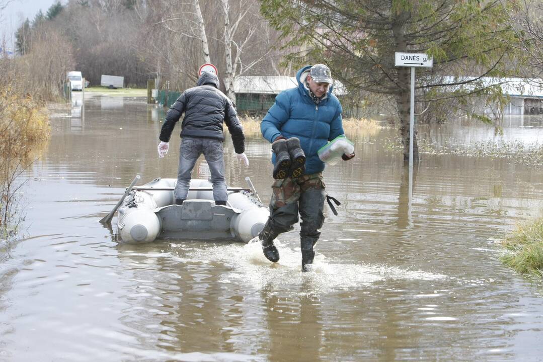 Purmaliuose vanduo tuoj sieks namų stogus