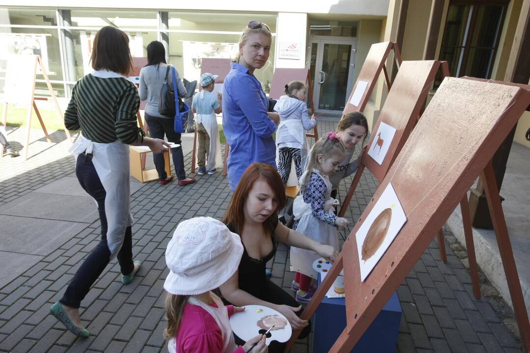 Meno dirbtuvės uostamiesčio bibliotekos kiemelyje