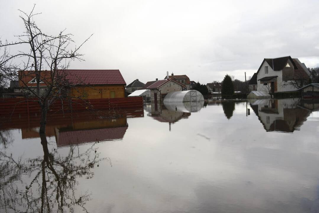 Purmaliuose vanduo tuoj sieks namų stogus