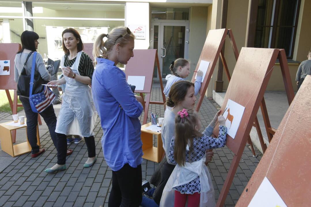 Meno dirbtuvės uostamiesčio bibliotekos kiemelyje