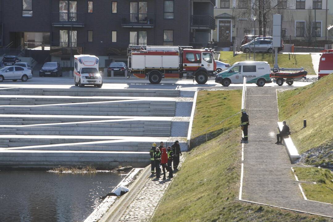 Klaipėdoje praeivis pastebėjo tvenkinyje plūduriuojantį skenduolį
