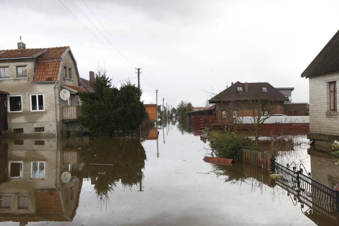 Purmaliuose vanduo tuoj sieks namų stogus