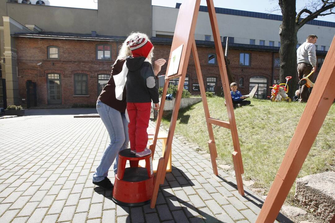 Meno dirbtuvės uostamiesčio bibliotekos kiemelyje