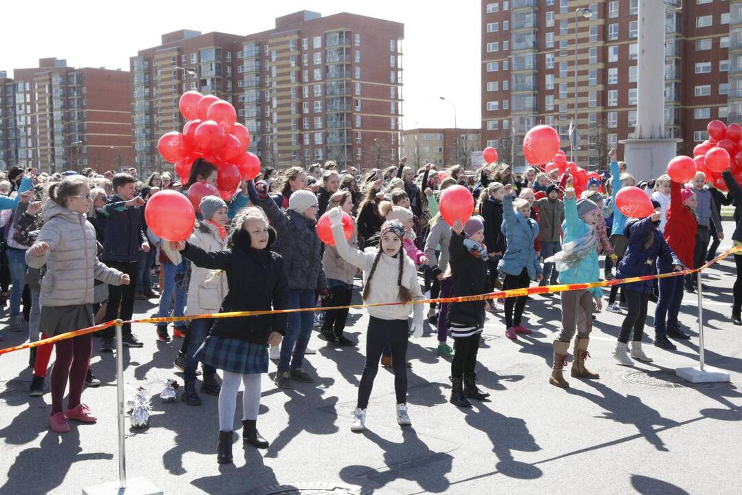 400 Klaipėdos mokinių šoko bendrą Draugystės šokį