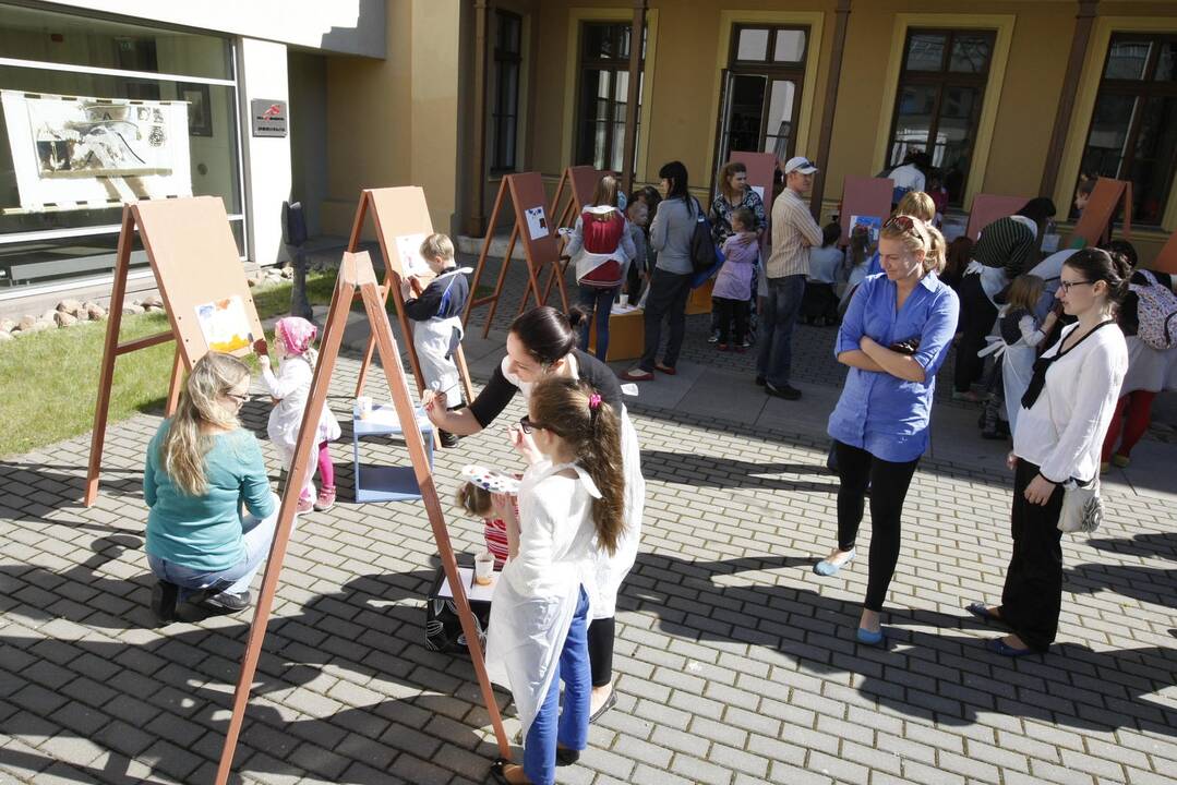 Meno dirbtuvės uostamiesčio bibliotekos kiemelyje