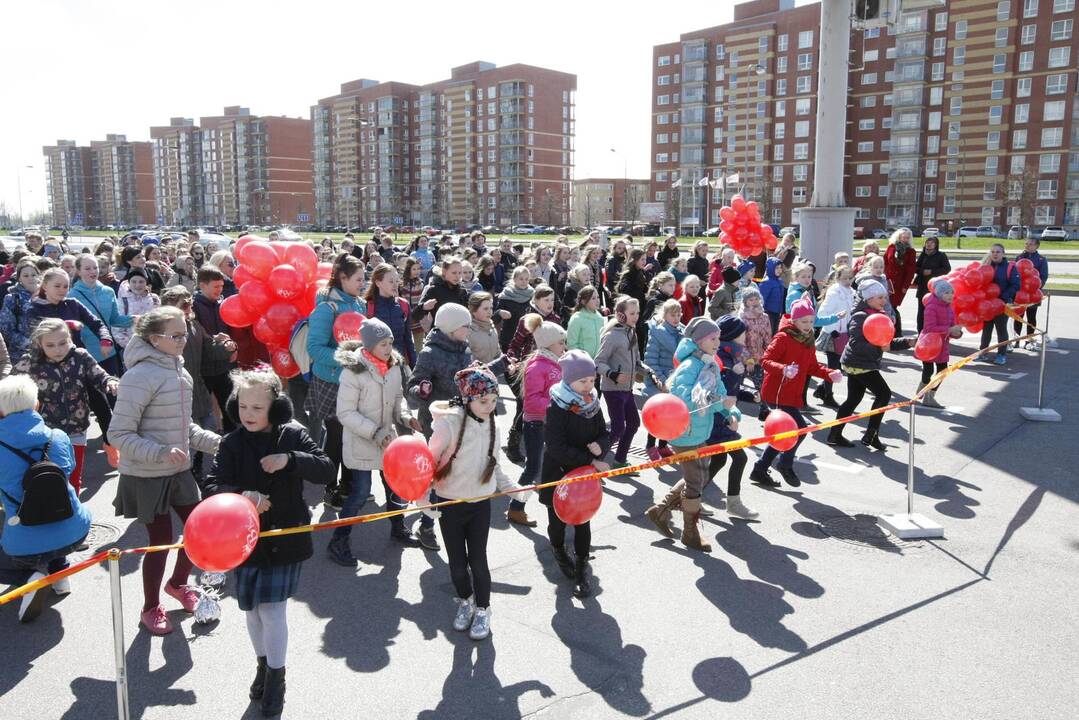 400 Klaipėdos mokinių šoko bendrą Draugystės šokį