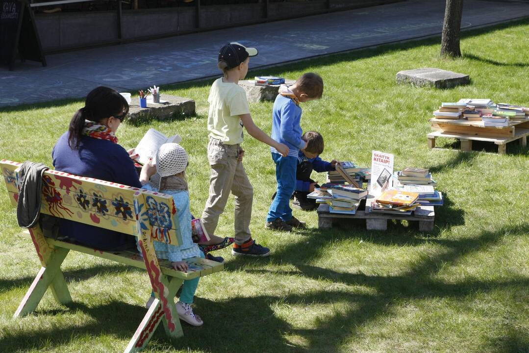 Meno dirbtuvės uostamiesčio bibliotekos kiemelyje